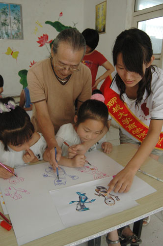 Japanese professor Kikuchi Yoichi and ten students of Liao Cheng University will travel to 20 cities and communities of Liaocheng city. They will promote the Olympic Games by explaining the history, drawing the Olympic mascot and holding 'Olympic Games' with children to enhance their understanding of the Games. Children learn about the Olympic Games