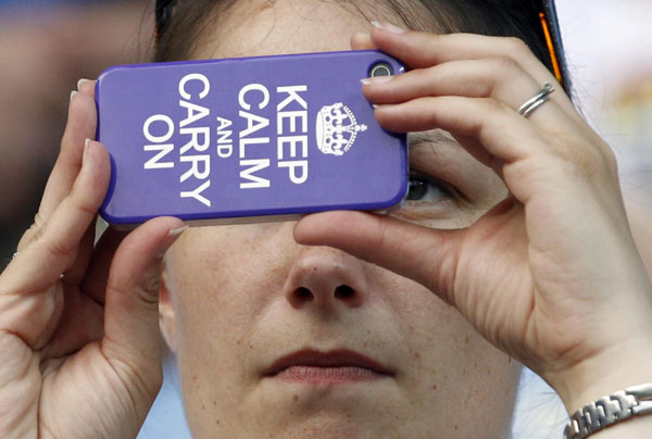 The 2012 London Summer Olympics will start soon, let's take a look at what people in London are doing now. Olympic atmosphere in London ahead of Games opening