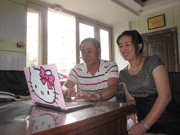 Jiao Chunsong (left) and Liu Shuhua are at home. Wang Kaihao / China Daily Parents pray swimmer daughter makes big splash