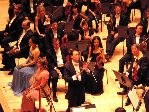 Under the baton of Tan Lihua, Beijing Symphony Orchestra and London Philharmonic Orchestra perform together at a gala concert in London in celebration of the 2012 Olympic Games. Photos by Mu Qian / China Daily Musicians receive standing ovation in London