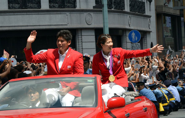 Japan's Olympic medallists brought downtown Tokyo to a standstill on Monday in an open-top bus victory parade witnessed by around 500,000 flag and fan-waving supporters. First Olympic parade brings Tokyo to standstill