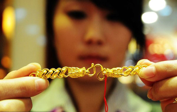 Gold price rallies to over $1,700 per ounce