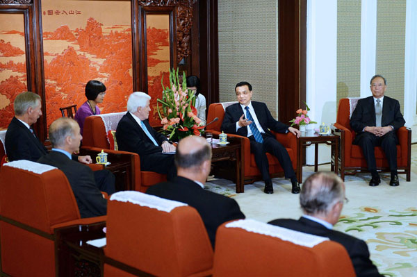 Premier Li Keqiang, second left, talks to US guests during a seminar held with a delegation of US business leaders and former senior officials in Beijing, June 4, 2013. Deeper China-US cooperation to drive economic growth