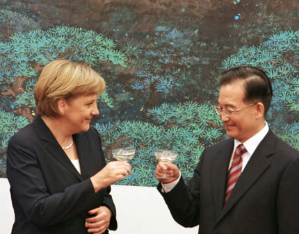 Chinese Premier Wen Jiabao (R) toasts German Chancellor Angela Merkel after their meeting at the Great Hall of the People in Beijing May 22, 2006.