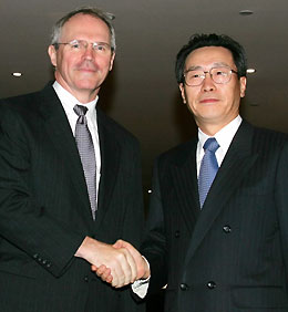 U.S. negotiator Christopher Hill (L) shakes hands with Chinese Vice Foreign Minister Wu Dawei in Beijing July 7, 2006. Hill arrived in Beijing early Friday for a day of discussions with Chinese leaders on North Korea's missile launches.