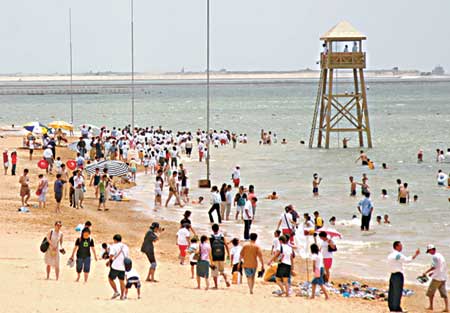 The Jingsha Blue Sea Resort in Shanghai's Fengxian District is the largest man-made beach in China.