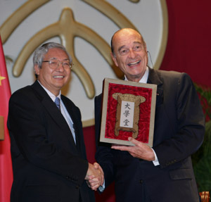 Peking University President Xu Zhihong (left) presents French President Jacques Chirac with a duplicate plaque of the university's predecessor, the Jing Shi Da Xue Tang or Metropolitan Grand University, yesterday.