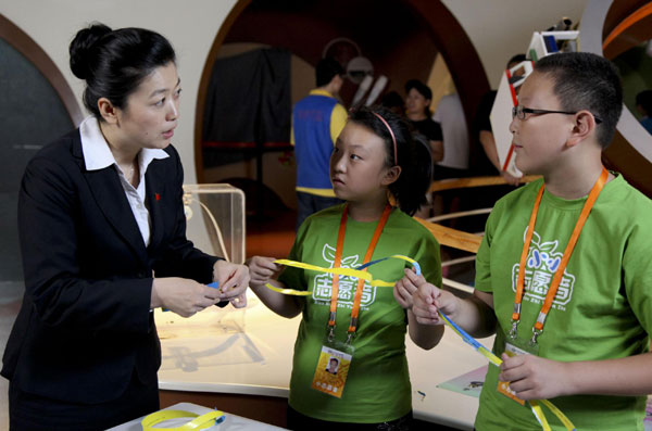 Qian Yan, Party secretary of the China Science and Technology Museum, talks to children volunteers at the museum on Aug 17, 2012. CPC delegate devotes decades to science education