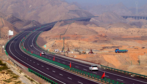 The Zhongmeng Expressway in Ningxia Hui autonomous region, photo taken on Aug 22, 2008. China's rural achievements in the past decade
