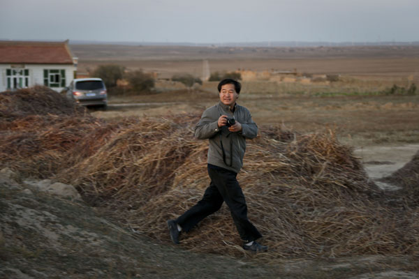 Zhang Lian, 45, a farmer during the day and a poet at night. Photos by Kuang Linhua / China Daily Farmers harvest a crop of poetry