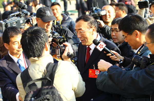 Qiangba Puncog (center), chairman of the Standing Committee of the Tibet People's Congress, speaks with reporters in front of the Great Hall of the People on Thursday in Beijing. ZOU HONG / CHINA DAILY Transport boost for Tibet