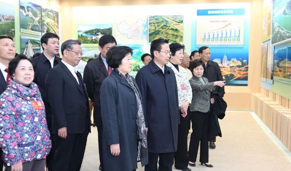 Delegates to CPC Congress visit photo exhibition on China's achievements Delegates visit photo exhibition on achievements