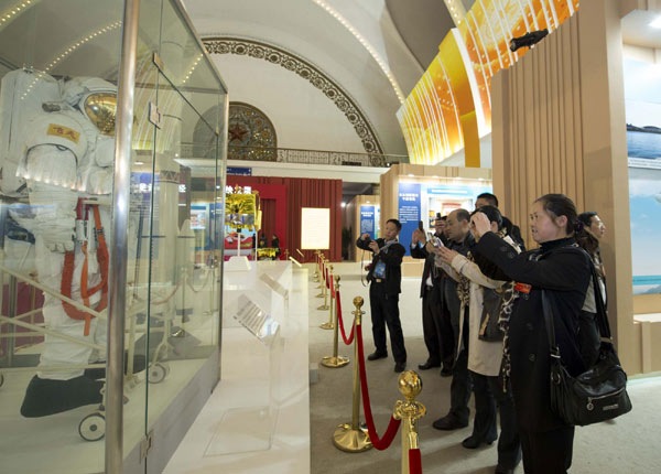 Delegates to CPC Congress visit photo exhibition on China's achievements Delegates visit photo exhibition on achievements