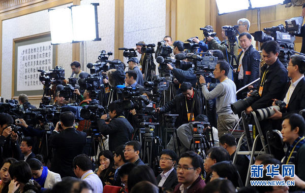 Journalists wait at the Great Hall of the People in Beijing, capital of China, on Nov 15, 2012. Journalists cover debut of new CPC top leaders