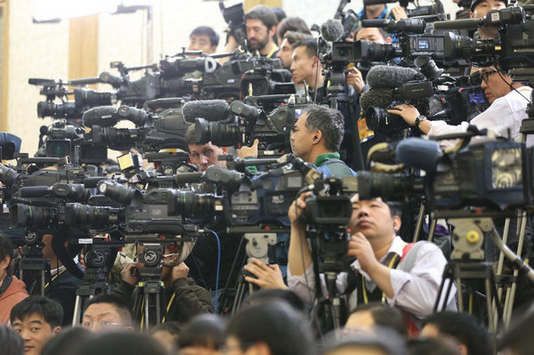 Journalists wait at the Great Hall of the People in Beijing, capital of China, on Nov 15, 2012. Journalists cover debut of new CPC top leaders