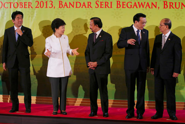 (From left to right) Japanese Prime Minister Shinzo Abe, South Korean President Park Geun-hye, Brunei Sultan Hassanal Bolkiah, Chinese Premier Li Keqiang, and Myanmar President U Thein Sein gather for a group photo at the ASEAN Plus Three Summit on Thursday. Vincent Thian / Associated Press Li rebukes unilateral moves