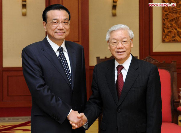 Premier Li Keqiang, left, shakes hands with General Secretary of the Communist Party of Vietnam (CPV) Nguyen Phu Trong in Hanoi, Vietnam, Oct 14, 2013. Premier Li vows to promote ties with Vietnam to new high