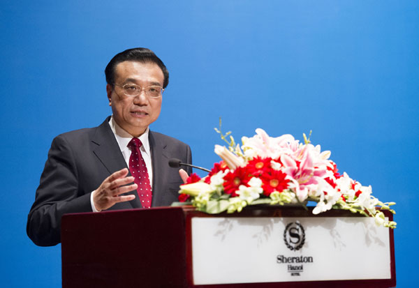 Premier Li Keqiang speaks at a luncheon attended by Vietnamese Prime Minister Nguyen Tan Dung and representatives of the two countries' business communities, in Hanoi, Vietnam, Oct 15, 2013. Li raises proposals on China-Vietnam biz co-op
