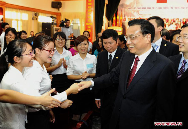 Premier Li Keqiang (R, front) meets with representatives of youth from both China and Vietnam at Vietnam National University in Hanoi, Vietnam, Oct 15, 2013. Youth encouraged to expand relations