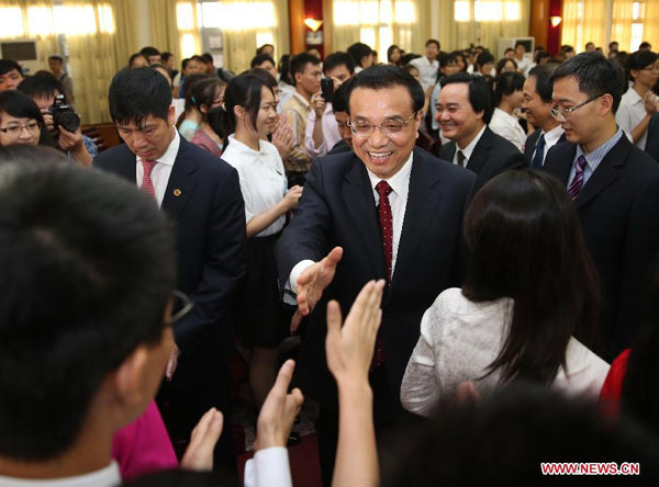 Premier Li Keqiang (C) meets with representatives of youth from both China and Vietnam at Vietnam National University, Hanoi, in Hanoi, Vietnam, Oct 15, 2013. Youth encouraged to expand relations