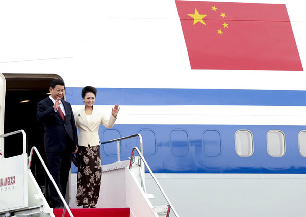 President Xi Jinping and his wife Peng Liyuan wave to the crowd in Jakarta, the capital of Indonesia, Oct 2, 2013. Xi arrives in Jakarta for state visit