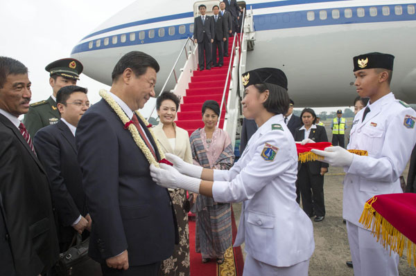 President Xi Jinping is welcomed upon his arrival in Jakarta, the capital of Indonesia, Oct 2, 2013. Xi arrives in Jakarta for state visit