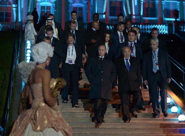 G20 attendees, led by Russia's President Vladimir Putin (front C), next to Kazakhstan's President Nursultan Nazarbayev (front 2nd R), walk together before watching a musical aqua show during the G20 Summit in Peterhof near St Petersburg, Sept 6, 2013. Musical aqua show during the G20 Summit