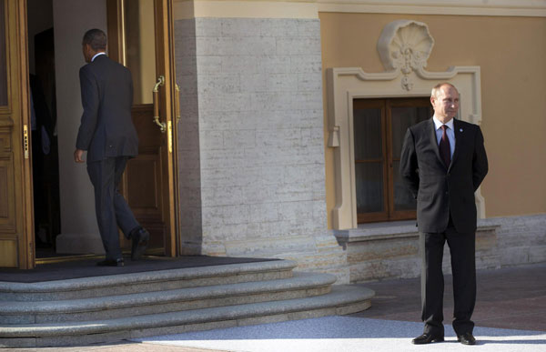 U.S. President Barack Obama (L) walks into Konstantin Palace after shaking hands with Russia's President Vladimir Putin during arrivals for the G-20 summit in St. Petersburg September 5, 2013. Obama, Putin meet for G20 at St petersburg