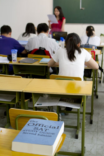 Zhang Ke gives a training course for students who will take SAT at a training school in Ziming Building in Beijing. SAT is a standardized college admissions exam in the United States. Testing time for study abroad