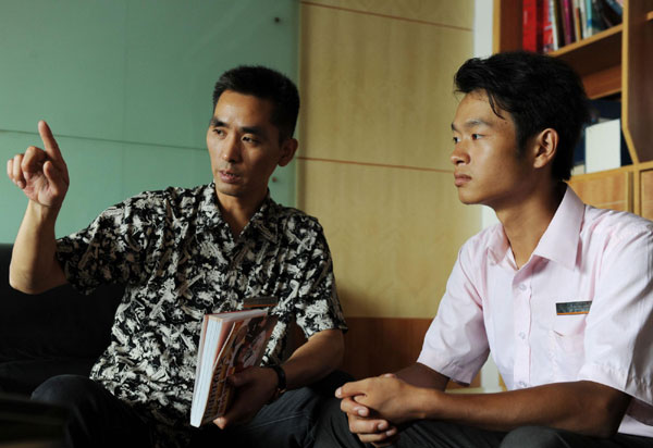 Jing Weiquan receives etiquette training on July 19, 2011, from Gu Yi, the boss of his new employer, an IT company in Southwest China's Chongqing municipality.[ Gutsy 7 day, 360 km hike to find a job