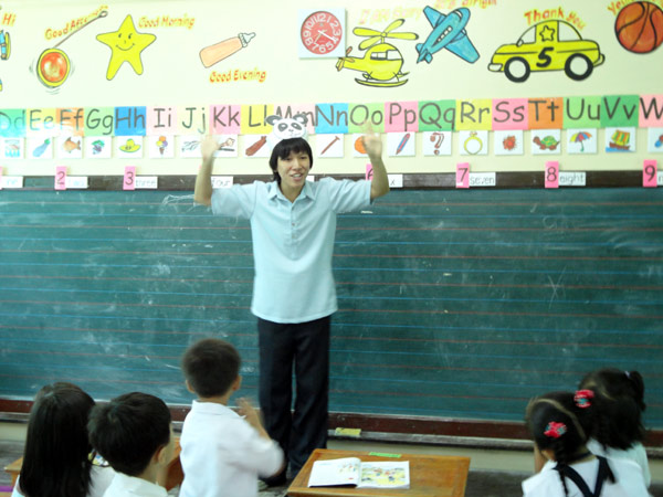 Chen Huangchao, 23, tells how he deals with restive kids, cockroaches and piled-up laundry as he travels far to help children in the Philippines get in touch with their Chinese roots. From Beijing to Santiago City