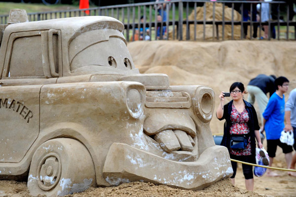 About 60 sculptures of Disney figures were showcased at a Disney-themed exhibition that opened in Zhoushan city, East China's Zhejiang province on Saturday. Disney-themed sand sculptures displayed in E China