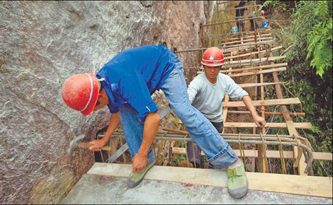 In some scenic spots, with steep mountainous terrain, walkways are placed along the cliff face to allow tourists a better view. These walkways are securely positioned by specialist workers with a head for heights. 'Spidermen' of the cliffs