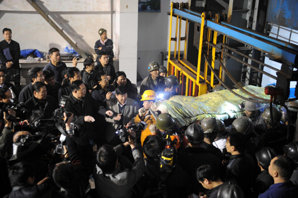 A miner is carried to the surface at a coalmine in Yima, Central China's Henan province, Nov 5, 2011, after a rock burst happened on Friday. Eight workers have been confirmed dead and 45 trapped miners have been found alive. As of 8 am on Nov 5, 37 miners have been safely lifted to the surface.[Photo/Xinhua 8 killed, 45 rescued in C China coal mine