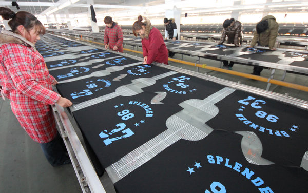 Workers in a factory in Shandong province print clothes for export. If world conditions worsen next year, China will take measures to make its exports more stable, according to a senior official. Ji Zhe / For China Daily Govt set to act as export expansion slides