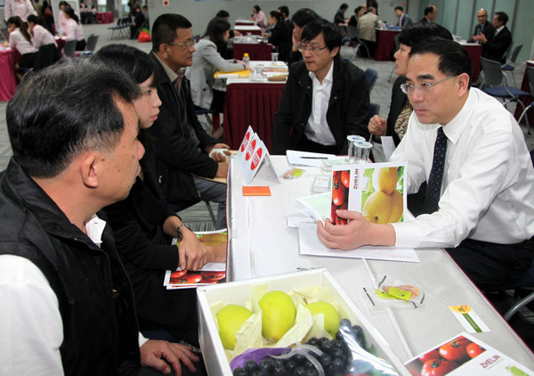 A fruit dealer from Shanghai talks with a Taiwan fruit representative at an exhibition hall in Taiwan on Wednesday. Dong Huifeng / for China Daily Mainland imports Taiwan pears