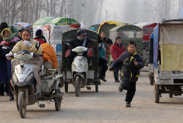 Residents use tricycles to send their children to Shouxian central primary school in Fengxian township, Jiangsu province, on Wednesday because local authorities banned all school buses after a school bus accident killed 15 students. Gao Erqiang / China Daily Children recall horror of crash