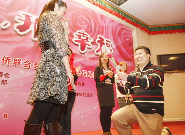 A man kneels down and asks a woman to become his girlfriend during a dating activity on Jan 8 co-organized by Beijing's Chaoyang district federation of returned overseas Chinese and dating website Jiayuan.com. Overseas Chinese look for love at home