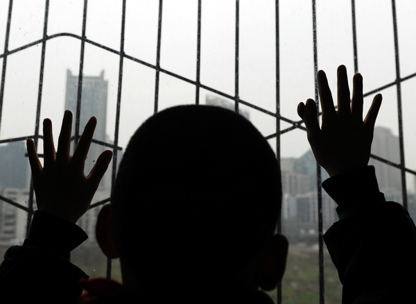 Wan Chenchen had been ashamed to let others see his right hand, which has a sixth finger. The photo was taken in Chongqing about a week before an operation to remove the finger. Chen Cheng / Xinhua Operation gives boy hope