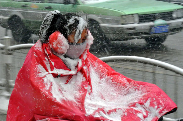 Heavy snow hits N China, closing roads