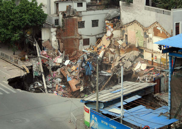 Construction of a metro line causes the ground to cave in in downtown Guangzhou, capital of Guangdong province, on Jan 28. Buildings collapse after subsidence in S China