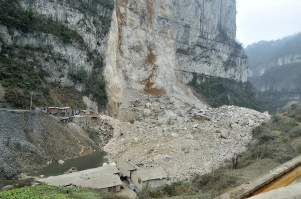 5 buried in SW China landslide 5 buried in SW China landslide