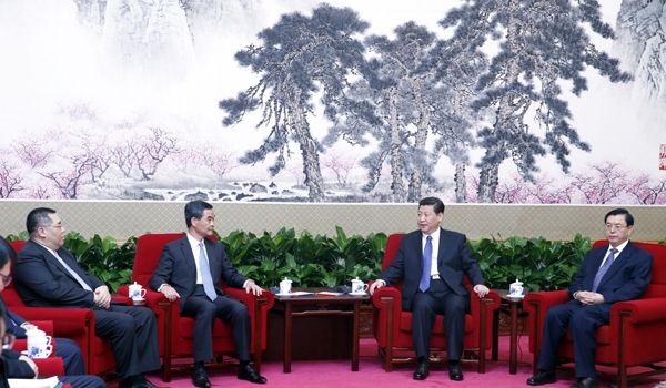 Chinese President Xi Jinping (2nd R) meets with CY Leung (2nd L), chief executive of Hong Kong Special Administrative Region, and Chui Sai On (1st L), chief executive of Macao Special Administrative Region, in Beijing, capital of China, March 18, 2013. ( Xi Jinping endorses work of HK, Macao govts