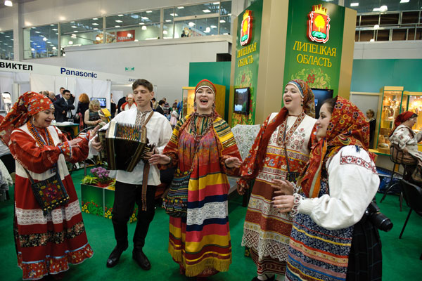 Performers dance at the Eighth Russian International Tourism Fair in Moscow on March 16. This year marks 'The Year of Chinese Tourism' in Russia. Jiang Kehong / Xinhua New Chinese tourism program launched