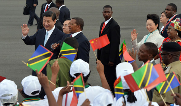 Chinese President Xi Jinping and his wife Peng Liyuan are welcomed by Tanzanian President Jakaya Mrisho Kikwete and his wife Salma Kikwete upon their arrival in Dar es Salaam, Tanzania, March 24, 2013. Xi delivers speech in Tanzania
