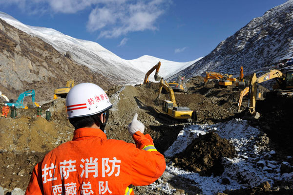Rescuers use excavators on Sunday to search for workers buried in a landslide in Maizhokunggar county in the Tibet autonomous region. The disaster occurred at about 6 am on Friday, burying 83 workers. LI LIN / CHINA NEWS SERVICE 17 confirmed dead in Tibet landslide