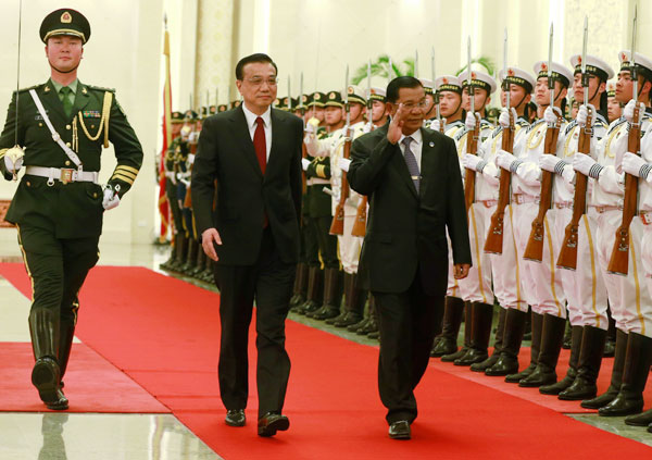 Premier Li Keqiang and visiting Cambodian Prime Minister Hun Sen inspect the guard of honor in Beijing on Sunday. FENG YONGBIN / CHINA DAILY Li: Cooperation with Cambodia should rise