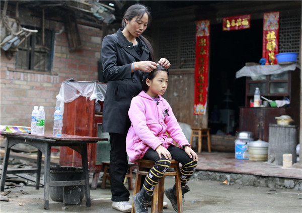 Jiang Guoshu, 38, tends to her 8-year-old daughter Mu Xuerong in the aftermath of the earthquake. Disaster: Self help and survival