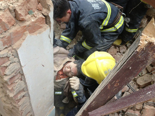 Firefighters rescue a construction worker buried in a blast on Tuesday at Nanjing University of Science and Technology, in Nanjing, the capital of Jiangsu province. 1 dead, 4 injured in E. China lab explosion