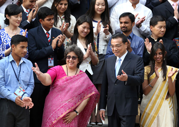 Premier Li Keqiang meets a delegation of young people from India headed by Nita Chowdhury, secretary of the Indian Ministry of Youth Affairs and Sports, in Beijing on Wednesday. PHOTO BY WU ZHIYI / CHINA DAILY Premier eager to return to India